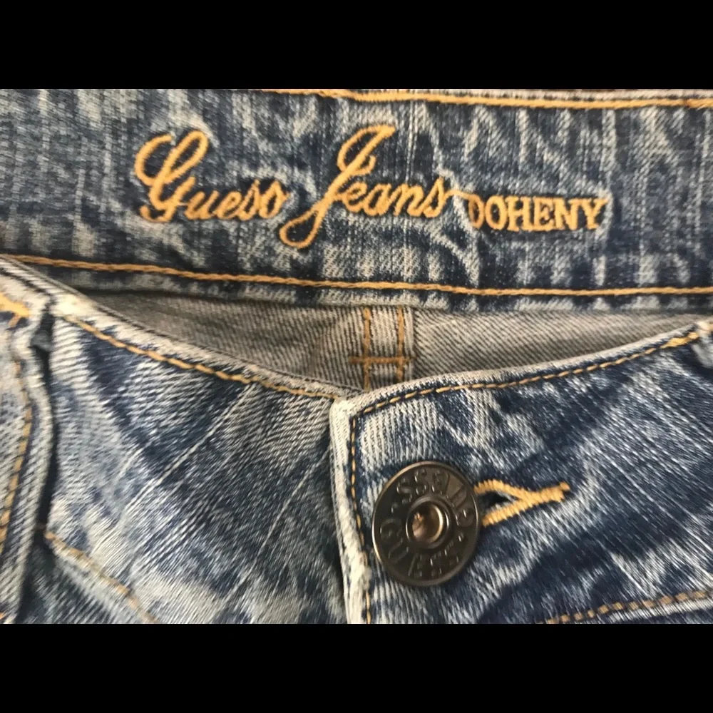GUESS Doheny Jeans Size 32 Distressed Bootcut Medium Wash Y2K Denim